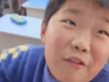 小孩操大人视频,小孩模仿大人日常生活的趣味瞬间