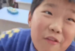 小孩操大人视频,小孩模仿大人日常生活的趣味瞬间